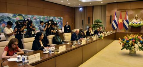 Intercambiaron Esteban Lazo y Vuong Dinh Hue, en la sede de la Asamblea de Vietnam Intercambiaron Esteban Lazo y Vuong Dinh Hue, en la sede de la Asamblea de Vietnam