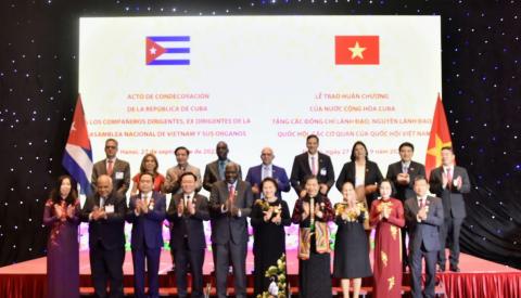 Ceremonia de condecoraciones a dirigentes y exdirigentes de la Asamblea Nacional de Vietnam Ceremonia de condecoraciones a dirigentes y exdirigentes de la Asamblea Nacional de Vietnam