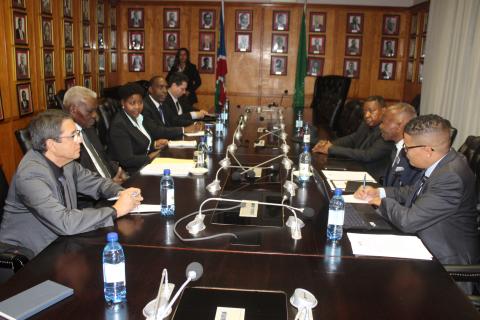 Sostuvieron conversaciones oficiales Esteban Lazo y su homólogo namibio, Peter Katjavivi. También se efectuó un encuentro de trabajo con el titular del Consejo Nacional de la hermana nación africana Sostuvieron conversaciones oficiales Esteban Lazo y su homólogo namibio, Peter Katjavivi. También se efectuó un encuentro de trabajo con el titular del Consejo Nacional de la hermana nación africana