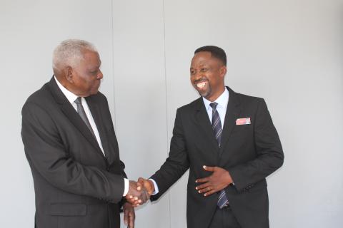 Sostuvieron conversaciones oficiales Esteban Lazo y su homólogo namibio, Peter Katjavivi. También se efectuó un encuentro de trabajo con el titular del Consejo Nacional de la hermana nación africana Sostuvieron conversaciones oficiales Esteban Lazo y su homólogo namibio, Peter Katjavivi. También se efectuó un encuentro de trabajo con el titular del Consejo Nacional de la hermana nación africana