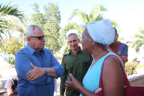 Junto al pueblo, en plenas calles guantanameras, está el Poder Popular Junto al pueblo, en plenas calles guantanameras, está el Poder Popular