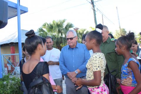 Junto al pueblo, en plenas calles guantanameras, está el Poder Popular Junto al pueblo, en plenas calles guantanameras, está el Poder Popular