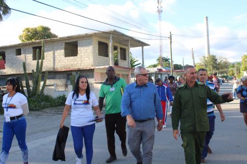 Junto al pueblo, en plenas calles guantanameras, está el Poder Popular Junto al pueblo, en plenas calles guantanameras, está el Poder Popular