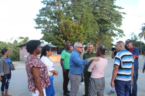 Junto al pueblo, en plenas calles guantanameras, está el Poder Popular Junto al pueblo, en plenas calles guantanameras, está el Poder Popular