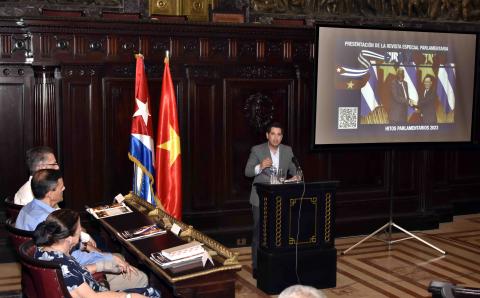 Presentan en el Capitolio Nacional Revista Parlamentaria Especial «Cuba y Vietnam: un símbolo de hermandad» Presentan en el Capitolio Nacional Revista Parlamentaria Especial «Cuba y Vietnam: un símbolo de hermandad»