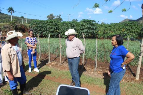 «Entonces, ¿cuál es el secreto para lograr estos resultados productivos?», le dijo el Presidente de la Comisión Agroalimentaria de la Asamblea Nacional del Poder Popular, Ramón Aguilar Betancourt, al joven Andy González Santana, cirujano maxilofacial en el Hospital Provincial General «Camilo Cienfuegos» de Sancti Spíritus, devenido al unísono productor agropecuario, tras recorrer su finca familiar «La Milagrosa», en el municipio Yaguajay. «Entonces, ¿cuál es el secreto para lograr estos resultados productivos?», le dijo el Presidente de la Comisión Agroalimentaria de la Asamblea Nacional del Poder Popular, Ramón Aguilar Betancourt, al joven Andy González Santana, cirujano maxilofacial en el Hospital Provincial General «Camilo Cienfuegos» de Sancti Spíritus, devenido al unísono productor agropecuario, tras recorrer su finca familiar «La Milagrosa», en el municipio Yaguajay.