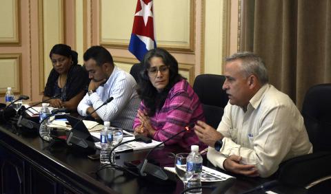 La Estrategia Económica-Social y las proyecciones del Gobierno para corregir distorsiones y reimpulsar la economía, como guía para la conducción del trabajo en la industria cubana La Estrategia Económica-Social y las proyecciones del Gobierno para corregir distorsiones y reimpulsar la economía, como guía para la conducción del trabajo en la industria cubana