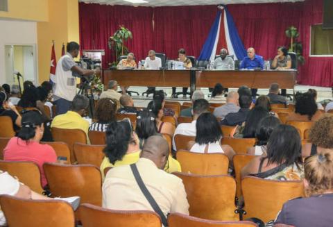 Recorre Esteban Lazo centros productivos de Arroyo Naranjo y preside reunión resumen de visita integral de comisiones parlamentarias a Centro Habana 
