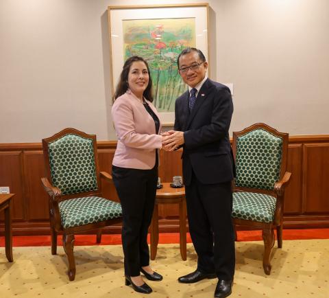 Recibe Presidente del Parlamento de Singapur a Embajadora de Cuba