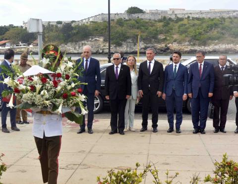 Presidente de la Gran Asamblea Nacional de Türkiye rinde tributo en La Habana a Mustafa Kemal Atatürk