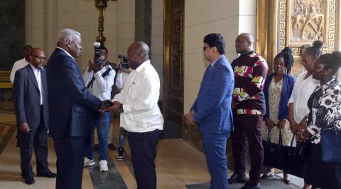 Cuba y Surinam: nuevos horizontes para el fortalecimiento de sus históricos lazos de amistad Cuba y Surinam: nuevos horizontes para el fortalecimiento de sus históricos lazos de amistad
