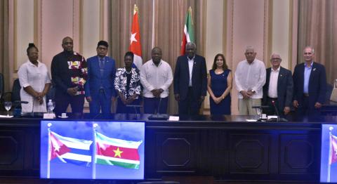 Cuba y Surinam: nuevos horizontes para el fortalecimiento de sus históricos lazos de amistad Cuba y Surinam: nuevos horizontes para el fortalecimiento de sus históricos lazos de amistad