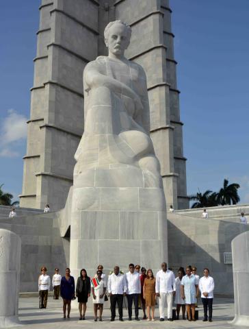 Presidente de la Asamblea Nacional de Surinam rinde tributo a José Martí Presidente de la Asamblea Nacional de Surinam rinde tributo a José Martí
