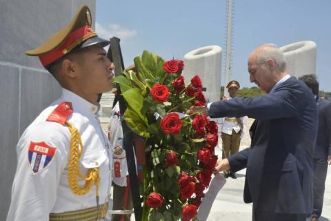 Numan Kurtulmuş rinde tributo a José Martí Numan Kurtulmuş rinde tributo a José Martí