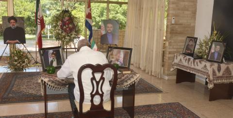 Firma Esteban Lazo libro de condolencias abierto en la residencia del Embajador de Irán en La Habana Firma Esteban Lazo libro de condolencias abierto en la residencia del Embajador de Irán en La Habana