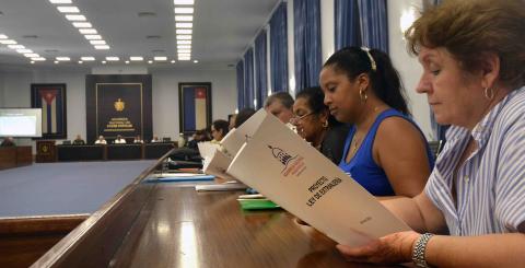 Debaten diputados cubanos proyecto de ley de Migración Debaten diputados cubanos proyecto de ley de Migración