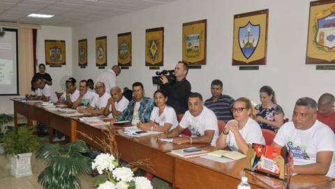 Encabezó Esteban Lazo reunión de trabajo con Presidentes de consejos populares, dirección de la Asamblea Municipal y el Consejo de la Administración de Santa Clara Encabezó Esteban Lazo reunión de trabajo con Presidentes de consejos populares, dirección de la Asamblea Municipal y el Consejo de la Administración de Santa Clara