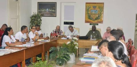 Encabezó Esteban Lazo reunión de trabajo con Presidentes de consejos populares, dirección de la Asamblea Municipal y el Consejo de la Administración de Santa Clara Encabezó Esteban Lazo reunión de trabajo con Presidentes de consejos populares, dirección de la Asamblea Municipal y el Consejo de la Administración de Santa Clara