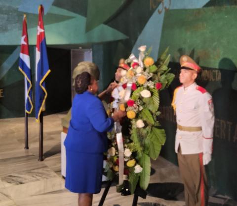 Presidenta de la Asamblea de la República de Mozambique rindió homenaje a José Martí Presidenta de la Asamblea de la República de Mozambique rindió homenaje a José Martí