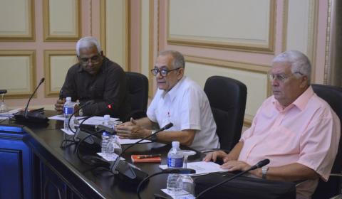 Contribuir desde la mirada parlamentaria a las propuestas de disposiciones normativas sobre el Sistema de Condecoraciones y Títulos Honoríficos y de Transparencia y Acceso a la Información Pública en Cuba Contribuir desde la mirada parlamentaria a las propuestas de disposiciones normativas sobre el Sistema de Condecoraciones y Títulos Honoríficos y de Transparencia y Acceso a la Información Pública en Cuba