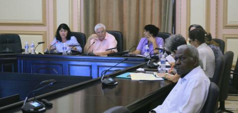 Contribuir desde la mirada parlamentaria a las propuestas de disposiciones normativas sobre el Sistema de Condecoraciones y Títulos Honoríficos y de Transparencia y Acceso a la Información Pública en Cuba Contribuir desde la mirada parlamentaria a las propuestas de disposiciones normativas sobre el Sistema de Condecoraciones y Títulos Honoríficos y de Transparencia y Acceso a la Información Pública en Cuba