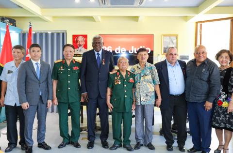 Esteban Lazo comparte con miembros de asociaciones de solidaridad de Vietnam carácter inhumano y extraterritorial del bloqueo de EE.UU. Esteban Lazo comparte con miembros de asociaciones de solidaridad de Vietnam carácter inhumano y extraterritorial del bloqueo de EE.UU.