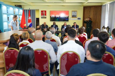 Esteban Lazo comparte con miembros de asociaciones de solidaridad de Vietnam carácter inhumano y extraterritorial del bloqueo de EE.UU. Esteban Lazo comparte con miembros de asociaciones de solidaridad de Vietnam carácter inhumano y extraterritorial del bloqueo de EE.UU.
