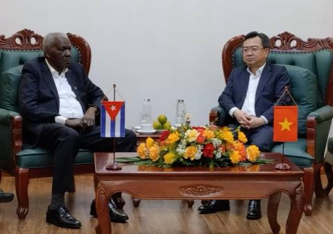 Intercambia Esteban Lazo con copresidente de la Comisión Intergubernamental Vietnam-Cuba Intercambia Esteban Lazo con copresidente de la Comisión Intergubernamental Vietnam-Cuba
