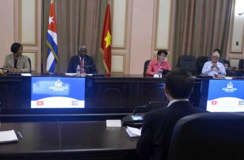 Encabezan Esteban Lazo y Vicepresidente de la Asamblea Nacional de Vietnam encuentro de trabajo de las comisiones parlamentarias Encabezan Esteban Lazo y Vicepresidente de la Asamblea Nacional de Vietnam encuentro de trabajo de las comisiones parlamentarias