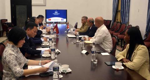 Encabezan Esteban Lazo y Vicepresidente de la Asamblea Nacional de Vietnam encuentro de trabajo de las comisiones parlamentarias Encabezan Esteban Lazo y Vicepresidente de la Asamblea Nacional de Vietnam encuentro de trabajo de las comisiones parlamentarias