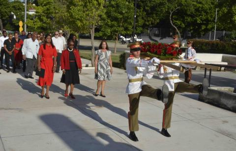 Rinde homenaje Presidenta de la Cámara de Representantes de Trinidad y Tobago a próceres del Caribe Rinde homenaje Presidenta de la Cámara de Representantes de Trinidad y Tobago a próceres del Caribe