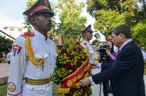 Rinde homenaje a Ho Chi Minh Vicepresidente de la Asamblea Nacional de Vietnam Rinde homenaje a Ho Chi Minh Vicepresidente de la Asamblea Nacional de Vietnam