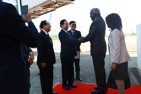 Encabeza Esteban Lazo delegación cubana a conmemoración del aniversario 50 del establecimiento de las relaciones diplomáticas entre Cuba y Laos Encabeza Esteban Lazo delegación cubana a conmemoración del aniversario 50 del establecimiento de las relaciones diplomáticas entre Cuba y Laos
