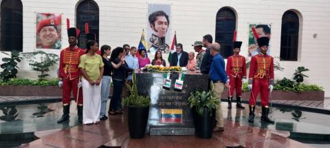 Rindió honores a Bolívar y a Chávez delegación cubana asistente al Foro Parlamentario Mundial contra el Fascismo, Neofascismo y Expresiones Similares Rindió honores a Bolívar y a Chávez delegación cubana asistente al Foro Parlamentario Mundial contra el Fascismo, Neofascismo y Expresiones Similares