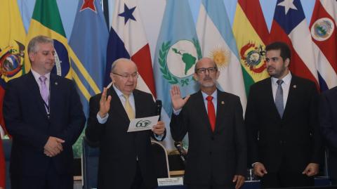 Felicita Esteban Lazo al diputado cubano Rolando González Patricio por su elección como Presidente del Parlamento Latinoamericano y Caribeño (Parlatino) Felicita Esteban Lazo al diputado cubano Rolando González Patricio por su elección como Presidente del Parlamento Latinoamericano y Caribeño (Parlatino)
