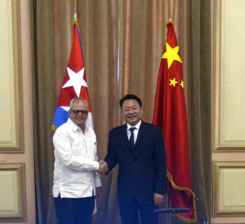 El secretario de la Asamblea Nacional del Poder Popular y del Consejo de Estado, Homero Acosta Álvarez, recibió este martes, en el Capitolio Nacional, a Yu Aihua, vicepresidente del Comité Provincial de Anhui de la Conferencia Consultiva Política del Pueblo Chino (CCPPCh). El secretario de la Asamblea Nacional del Poder Popular y del Consejo de Estado, Homero Acosta Álvarez, recibió este martes, en el Capitolio Nacional, a Yu Aihua, vicepresidente del Comité Provincial de Anhui de la Conferencia Consultiva Política del Pueblo Chino (CCPPCh).