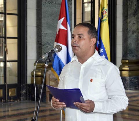 Firman diputados y trabajadores de las Oficinas Auxiliares de la Asamblea Nacional declaración de respaldo a la República Bolivariana de Venezuela 