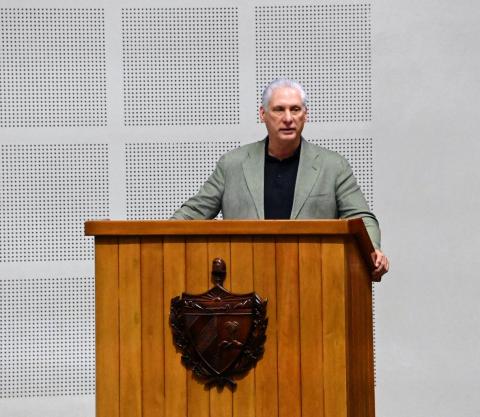 Díaz-Canel al Parlamento: Cuba cambia para levantarse, para vivir mejor, para seguir siendo libre Díaz-Canel al Parlamento: Cuba cambia para levantarse, para vivir mejor, para seguir siendo libre