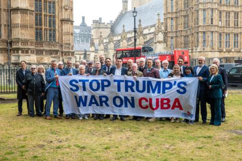 Diputados y líderes sindicales británicos exigen el fin de la agresión estadounidense contra Cuba 