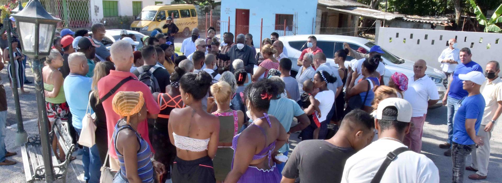 Dialoga Esteban Lazo con pobladores de la comunidad en transformación La Federal, de Guanabacoa