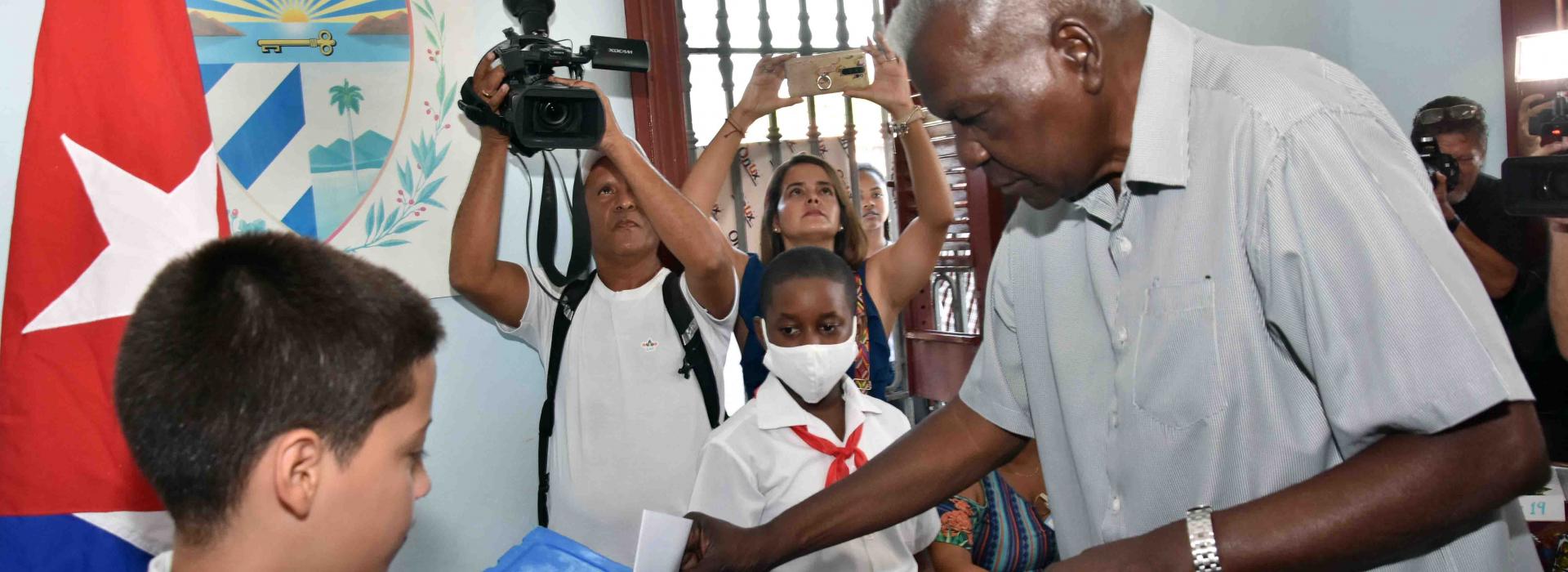 El Presidente de la Asamblea Nacional del Poder Popular y del Consejo de Estado, Esteban Lazo, ejerció su derecho al voto en el referendo sobre el #CódigoDeLasFamilias, en el colegio electoral no. 2, circunscripción 10, del municipio Playa, #LaHabana