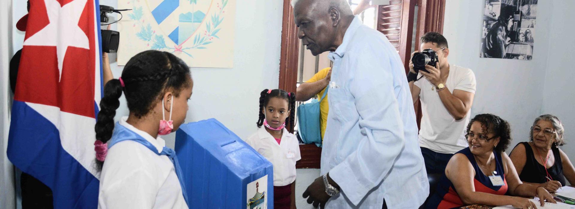 Ejerce Esteban Lazo derecho al voto en elecciones municipales y recorre colegios electorales del municipio Arroyo Naranjo