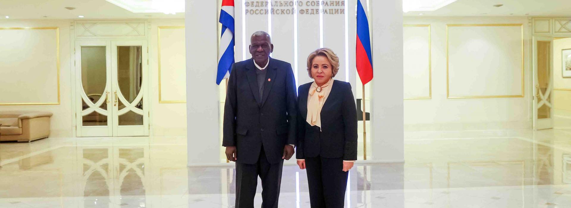 Entrega Esteban Lazo la Orden de la Solidaridad a Valentina Matvienko