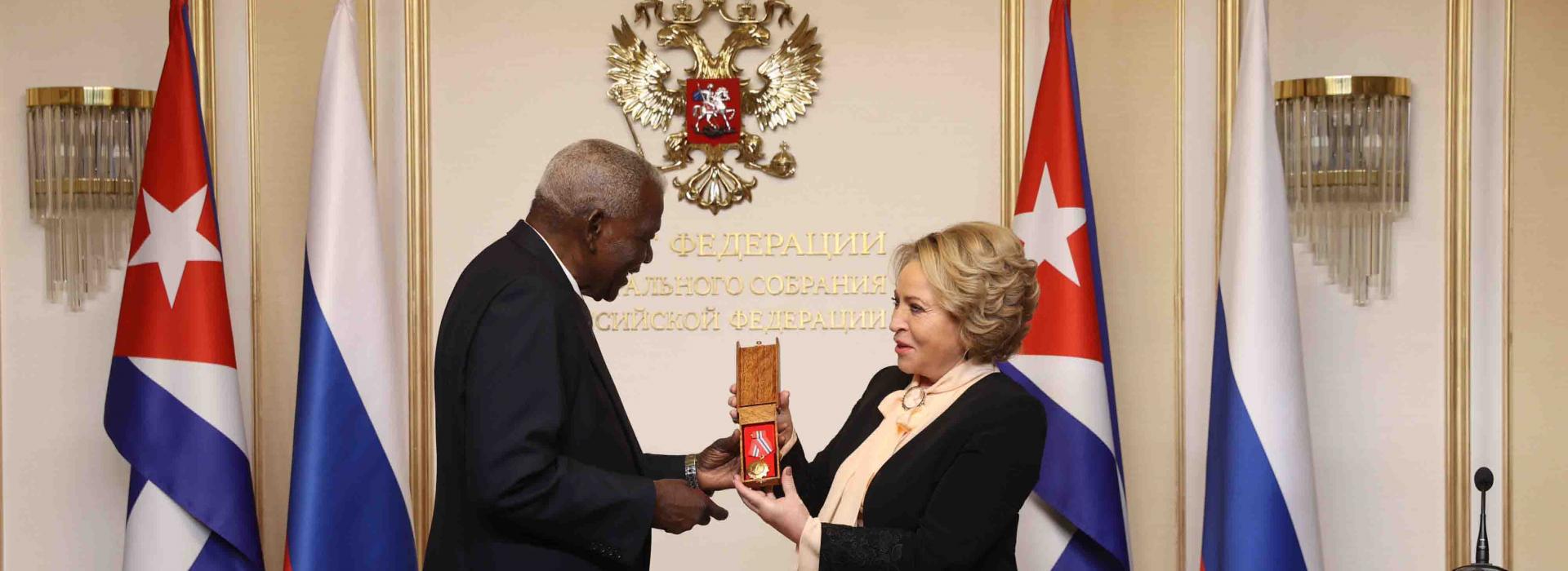 Entrega Esteban Lazo la Orden de la Solidaridad a Valentina Matvienko