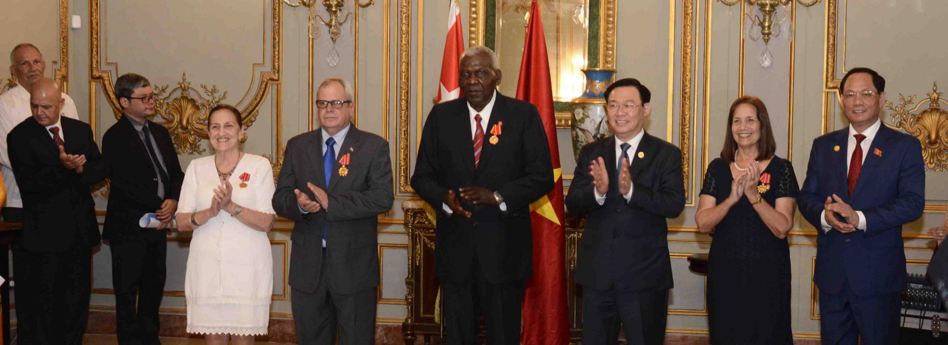Vuong Dinh Hue y Esteban Lazo