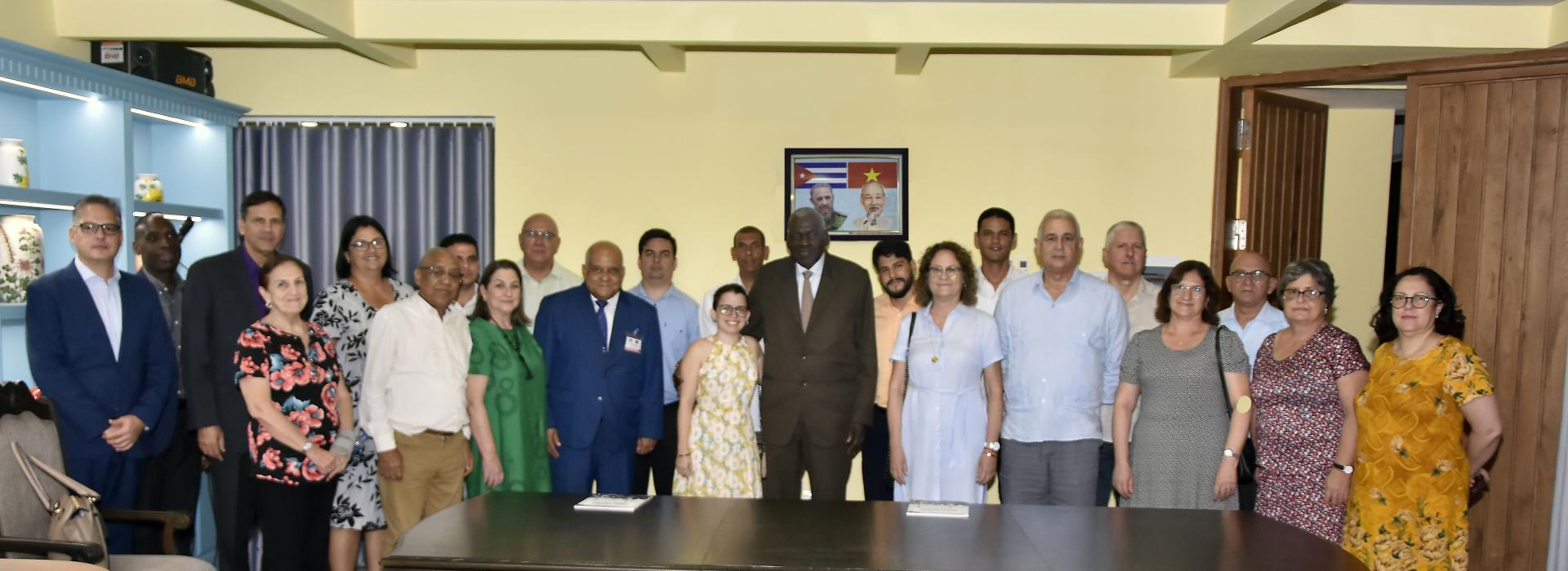 Sostuvo Esteban Lazo emotivo intercambio con el colectivo de la misión estatal de Cuba en Vietnam