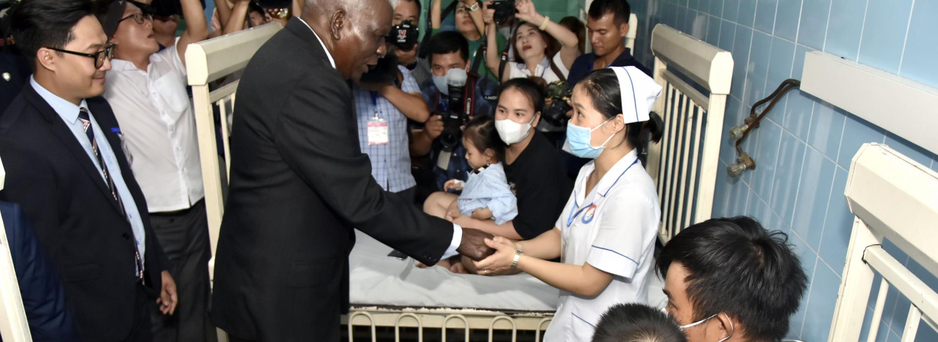 Esteban Lazo visitó el hospital Amistad Cuba-Vietnam, en la ciudad de Dong Hoi, provincia de Quang Binh