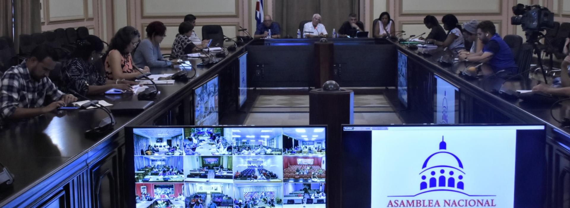 encuentro por videoconferencia desde el Capitolio Nacional con diputados cubanos de las comisiones de Asuntos Económicos y de Industria, Construcciones y Energía, unidos a los de Educación, Cultura, Ciencia, Tecnología y Medio Ambiente y de la Agroalimentaria.