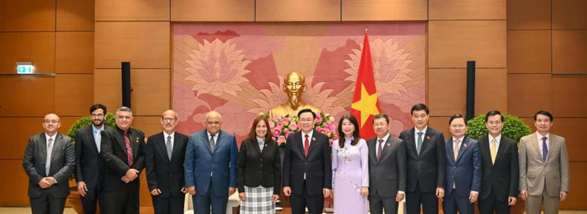 El presidente de la Asamblea Nacional de #Vietnam, Vuong Dinh Hue, recibió esta mañana a la vicepresidenta de la Asamblea Nacional de #Cuba, Ana María Mari Machado