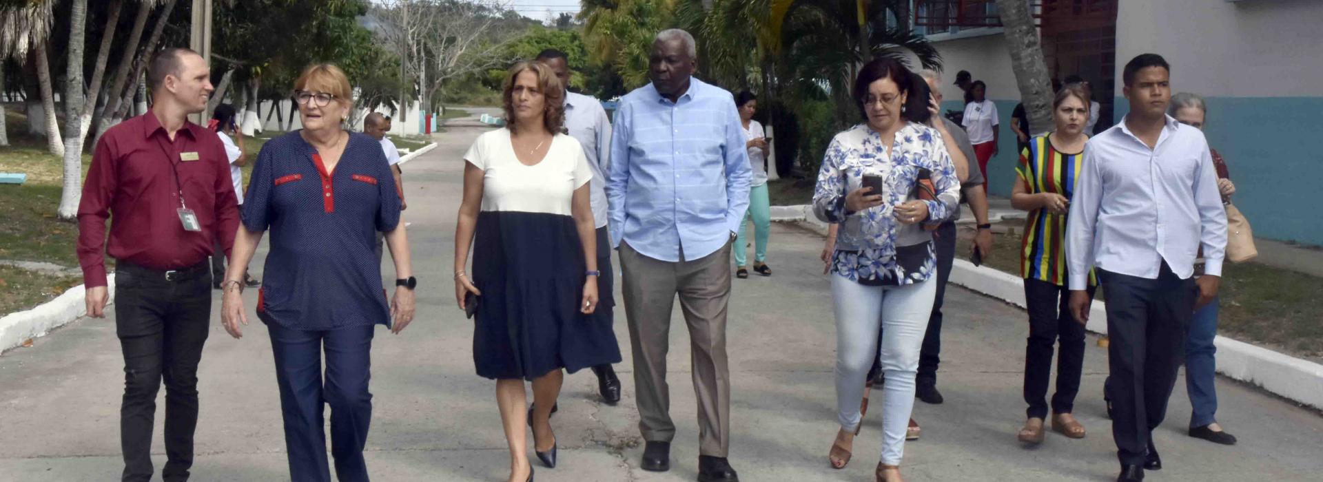 Intercambió Esteban Lazo con trabajadores del sector del Comercio
